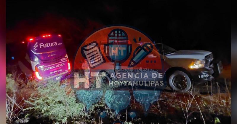 Autobús queda atascado en brecha de San Fernando Autobús queda atascado en brecha de San Fernando