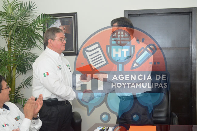 Entrega secretario 13 nombramientos