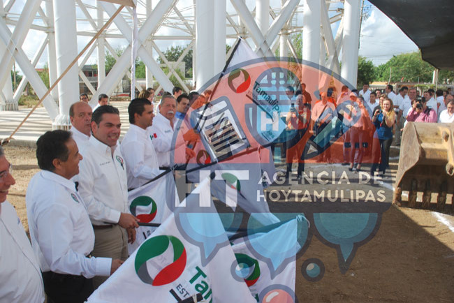 Inaugura gobernador interconexi�n de tanque elevado