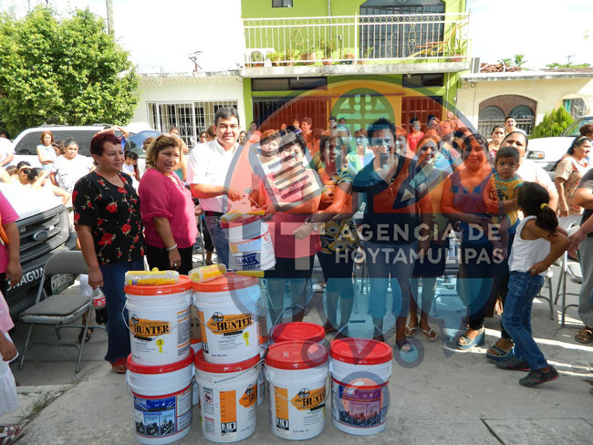 Entrega Rigo impermeabilizantes en la colonia Linares
