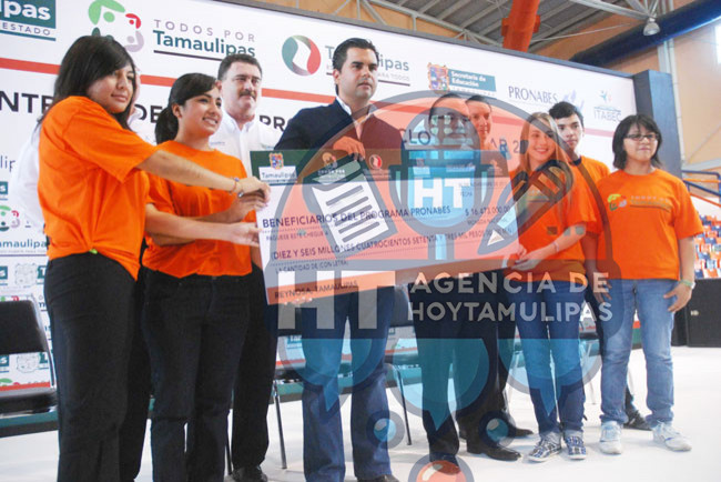 Entrega SET mil 600 becas en Reynosa