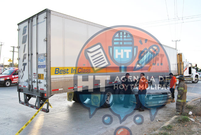 Muere al chocar contra triler en Nuevo Laredo