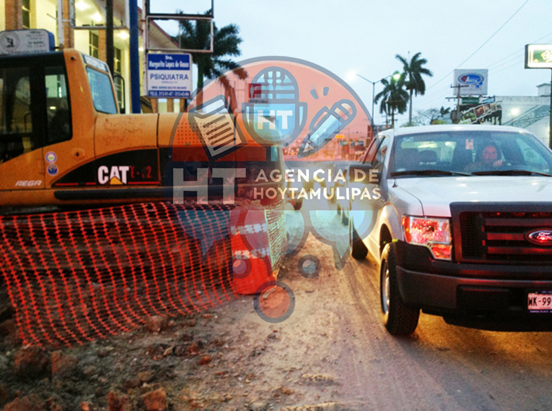 Obstruye retroexcavadora paso en una avenida de Ciudad Madero