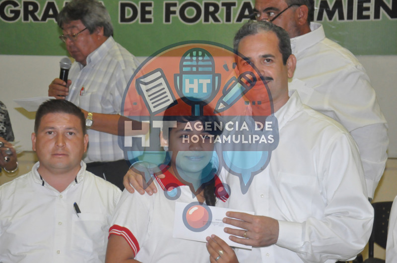 Se entregan becas rezagadas