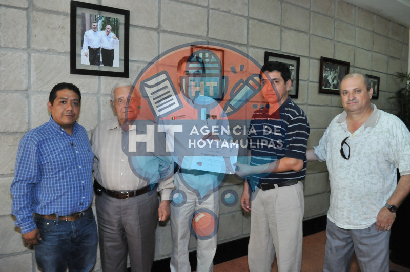 Reconocimiento para secretario de Salud 