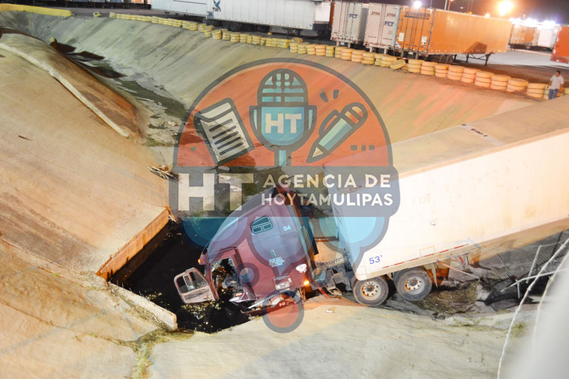 Cae trailero a un canal en Nuevo Laredo