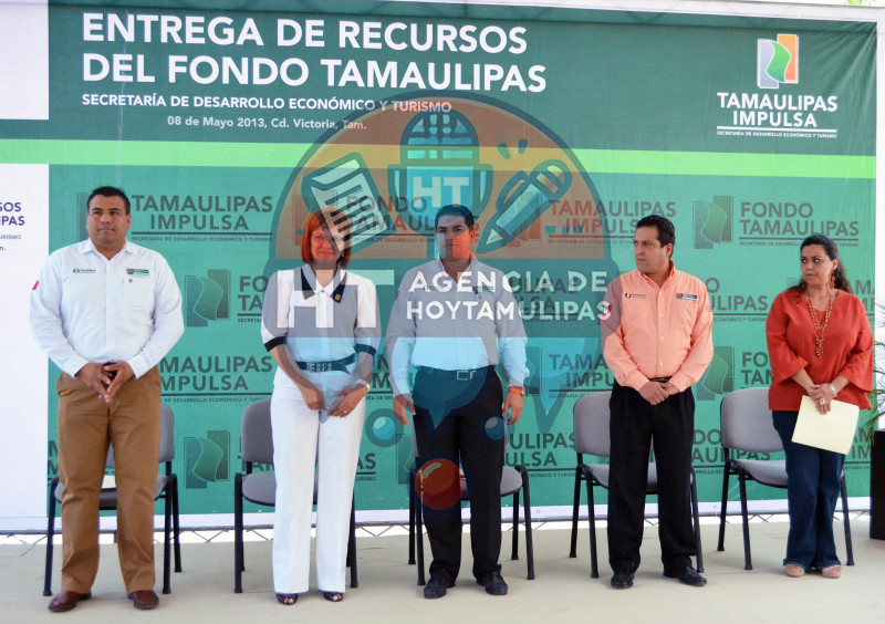 Entregan apoyos a micro empresarios 