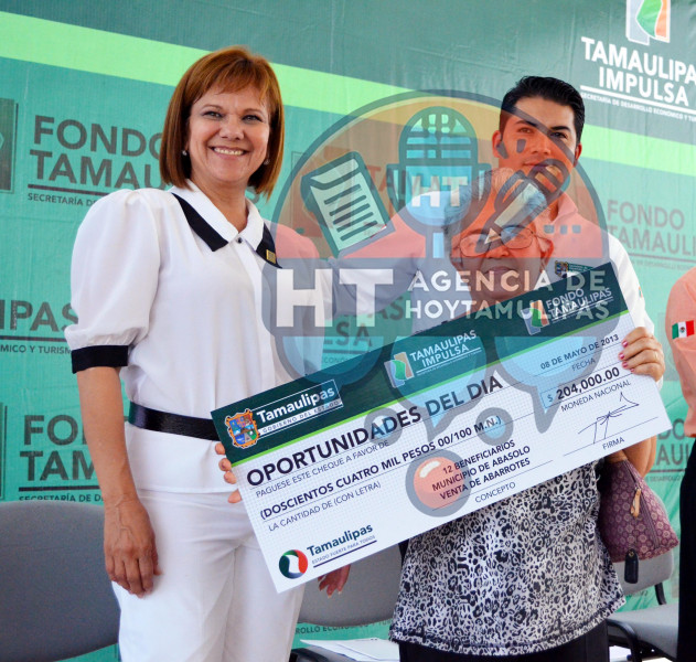 Entregan apoyos a micro empresarios