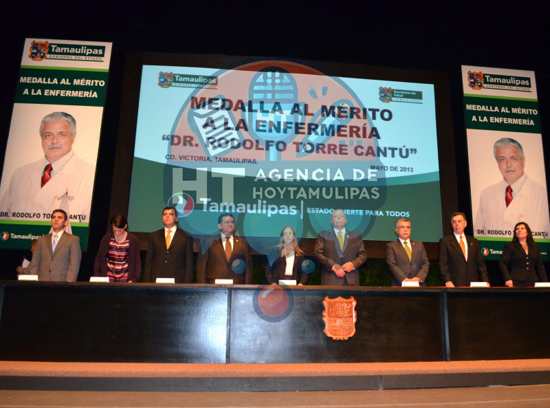 Entrega de medalla al merito a la enfermera Rodolfo Torre