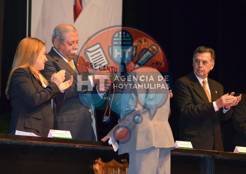 Entrega de medalla al merito a la enfermera Rodolfo Torre