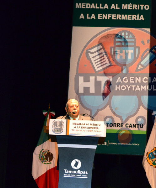 Entrega de medalla al merito a la enfermer�a Rodolfo Torre