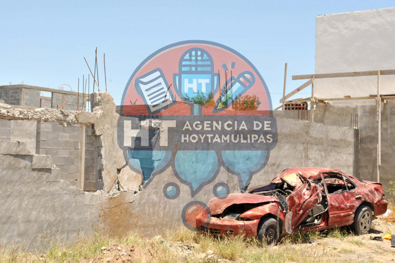 Joven estrella su coche