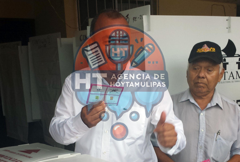 Esdras Romero Vega emitiendo su voto