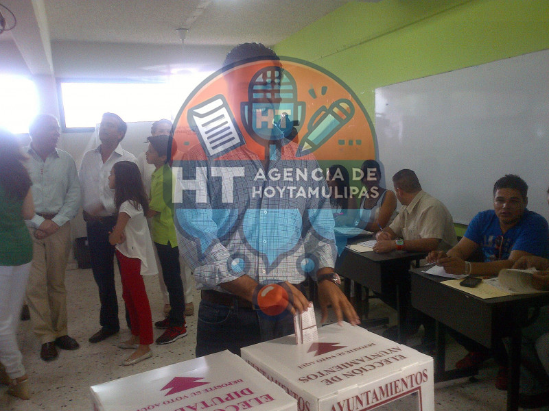 Everardo Villarreal Salinas emite su voto