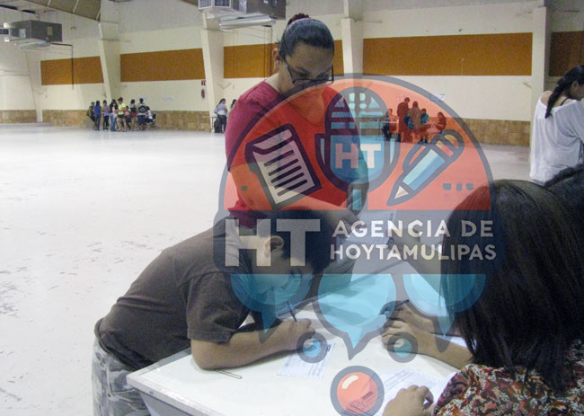 Sin cobrar beca estudiantes