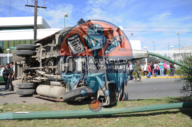 Volcadura de microbus en Victoria 