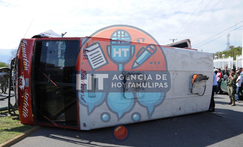 Volcadura microbus 