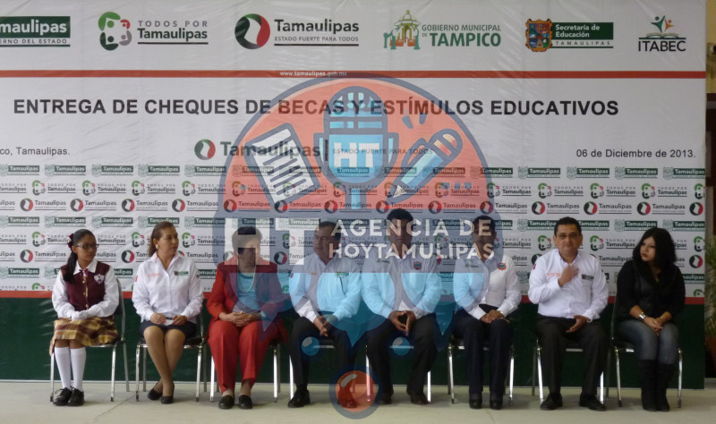 Entregan becas en Tampico 