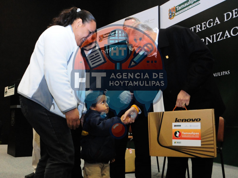 Egidio Torre Cant�, entrega apoyos