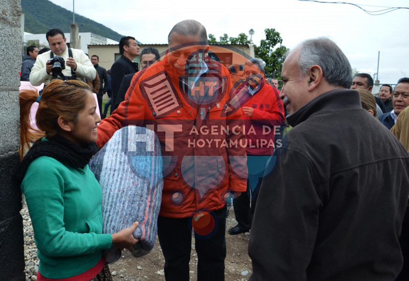 Entregan apoyos por fr�o en Tamaulipas 