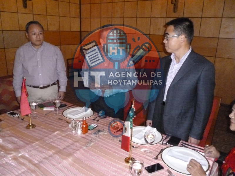 Gustavo Torres Salinas y diplomtico chino, Yao Fei