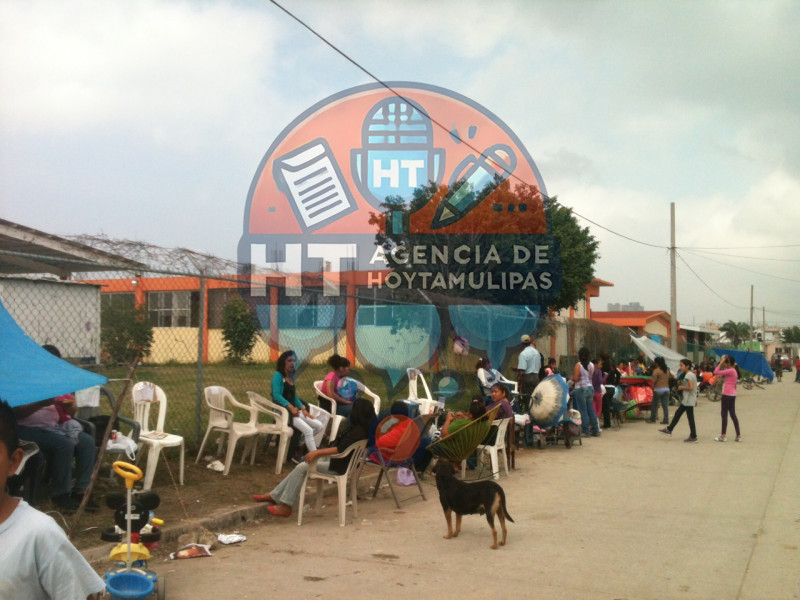 300 padres de familia duermen a fuera de escuela