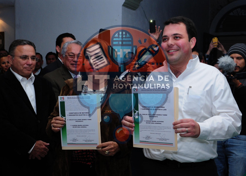 Entrega de constancias de mayoria 