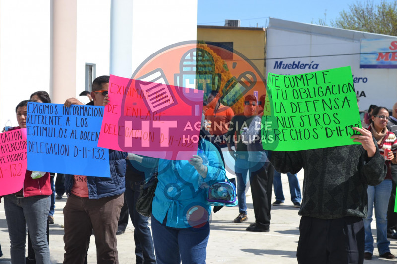 50 maestros protestaron en contra Jes�s Rafael M�ndez