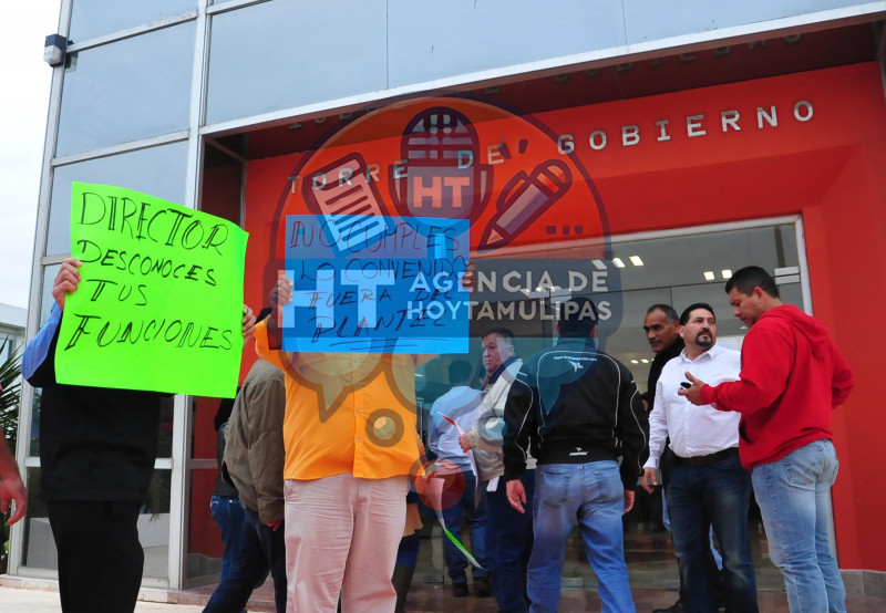Trabajadores de preparatorias se manifestaron