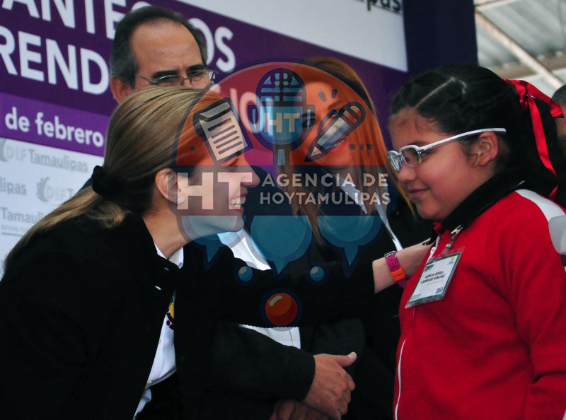 Hacen entrega de anteojos del programa Ver Bien Para Aprender Mejor