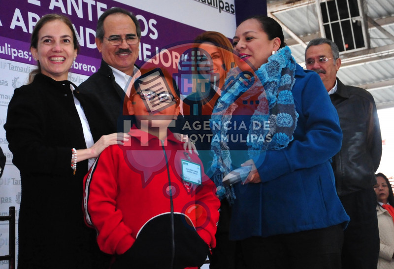 Hacen entrega de anteojos del programa Ver Bien Para Aprender Mejor