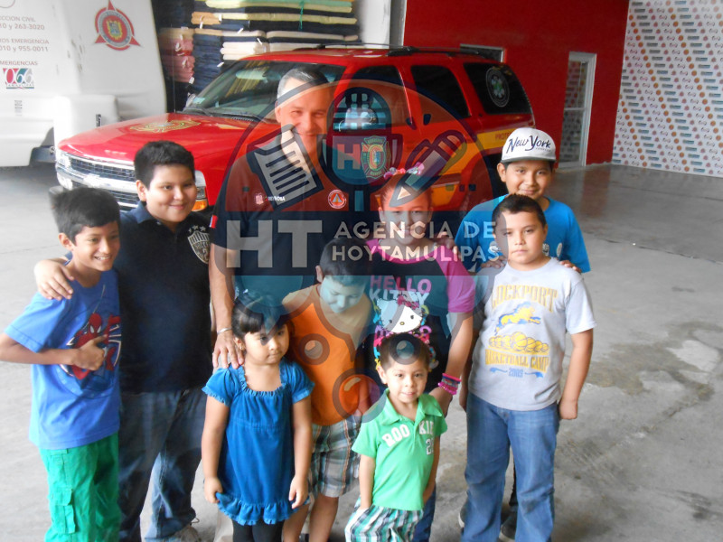 Carlos Leal con hijos de periodistas