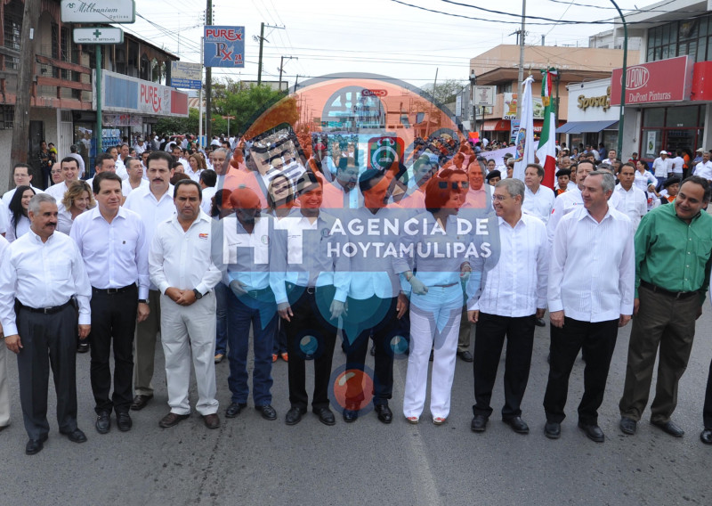 Desfilan m�s de 8 mil en Victoria