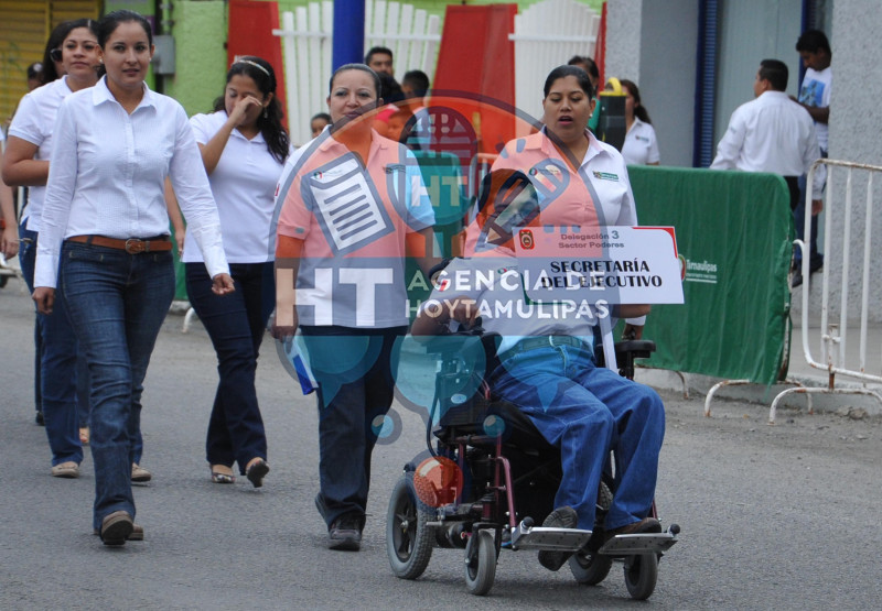 Desfilan m�s de 8 mil en Victoria