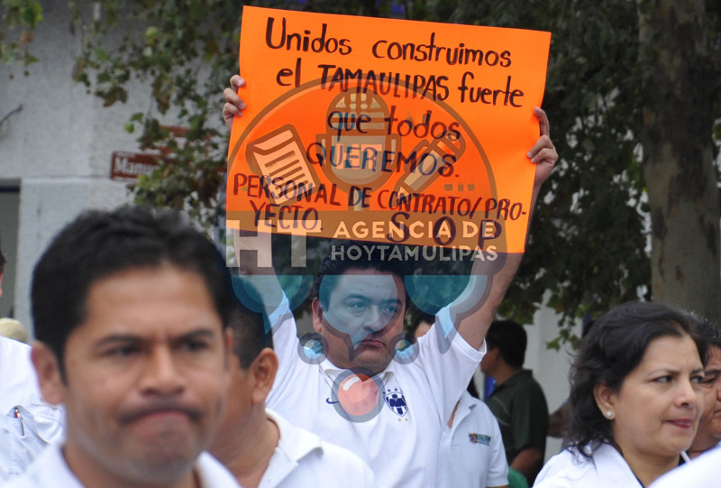 Desfilan m�s de 8 mil en Victoria