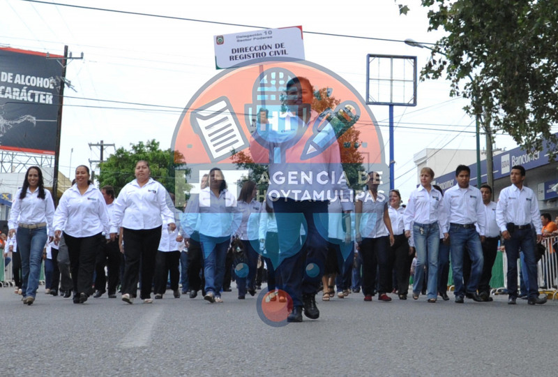 Desfilan m�s de 8 mil en Victoria