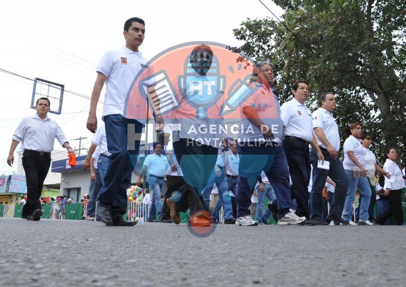 Desfilan m�s de 8 mil en Victoria