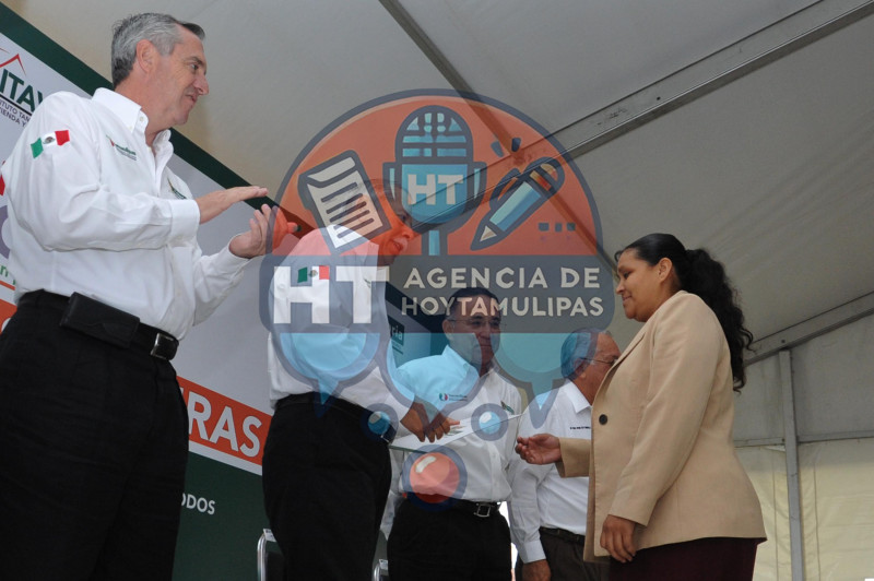 ETC entreg� escrituras de vivienda 