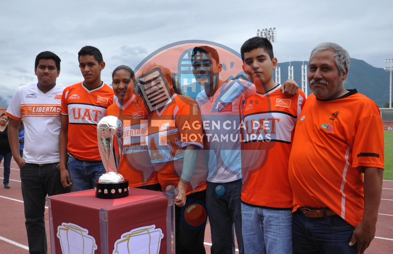 El trofeo de gira en Ciudad Victoria 