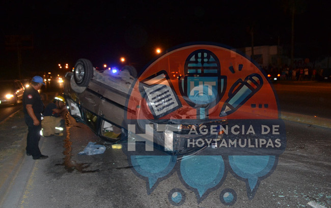 Se vuelca camioneta