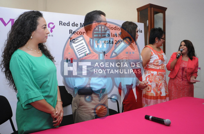 Reconocen a mujeres periodistas