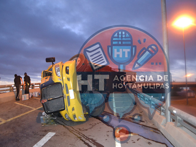 Se vuelca trailer en puente de Nuevo Laredo