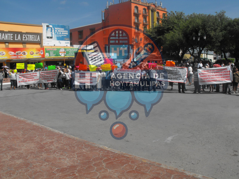 Protesta due�os de "autos chocolates"