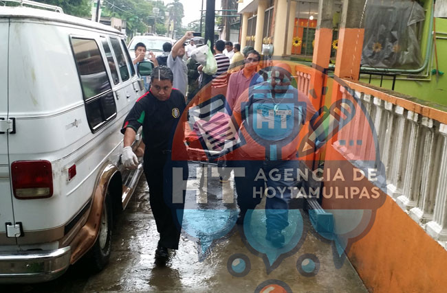 Cuerpo de mujer arrastrada por la corriente 
