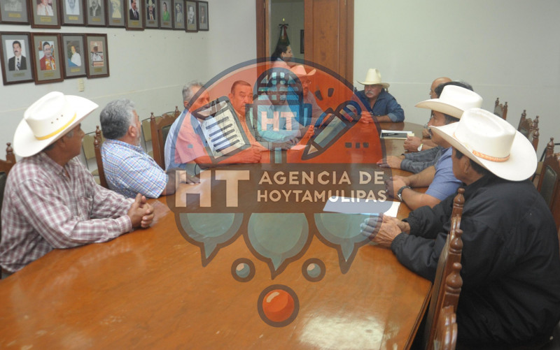 Campesinos se manifiestan en la CNC