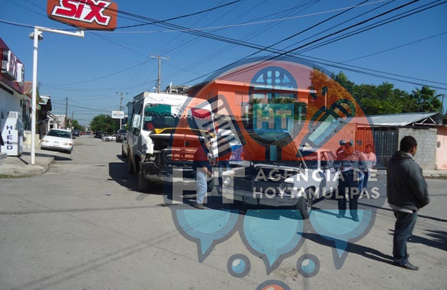 Choca auto contra micro