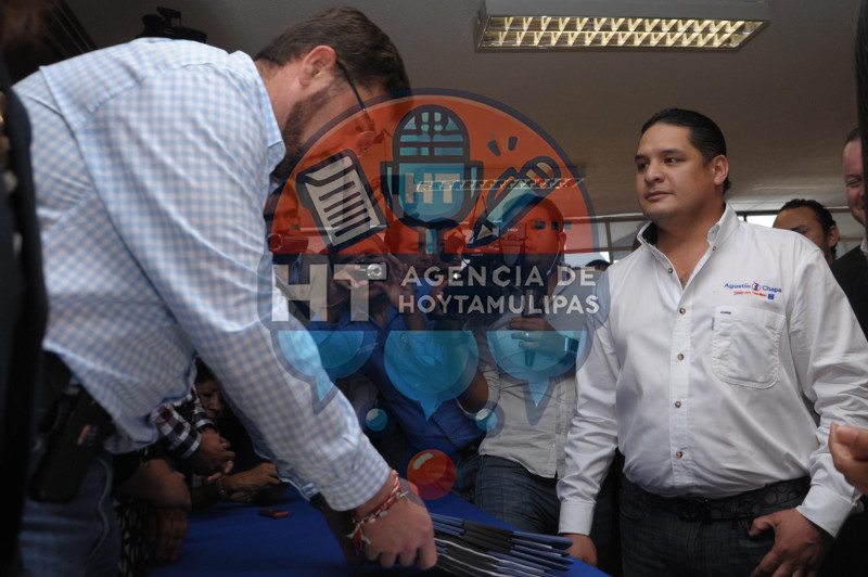 Se registra Agust�n Chapa