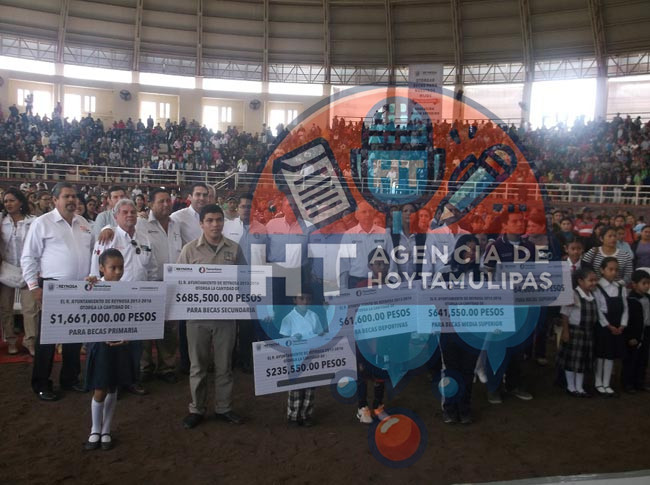 Entregan becas en Reynosa