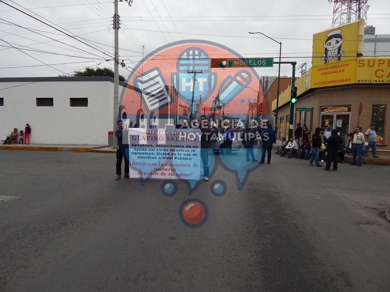 Bloquean importadores de autos en Nuevo Laredo oficinas de diputados