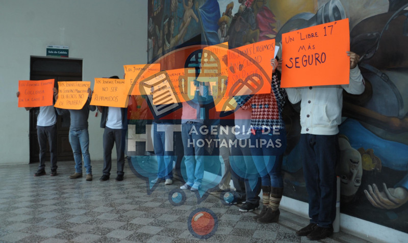 Se manifiestan jovenes en el Ayuntamiento de Victoria 